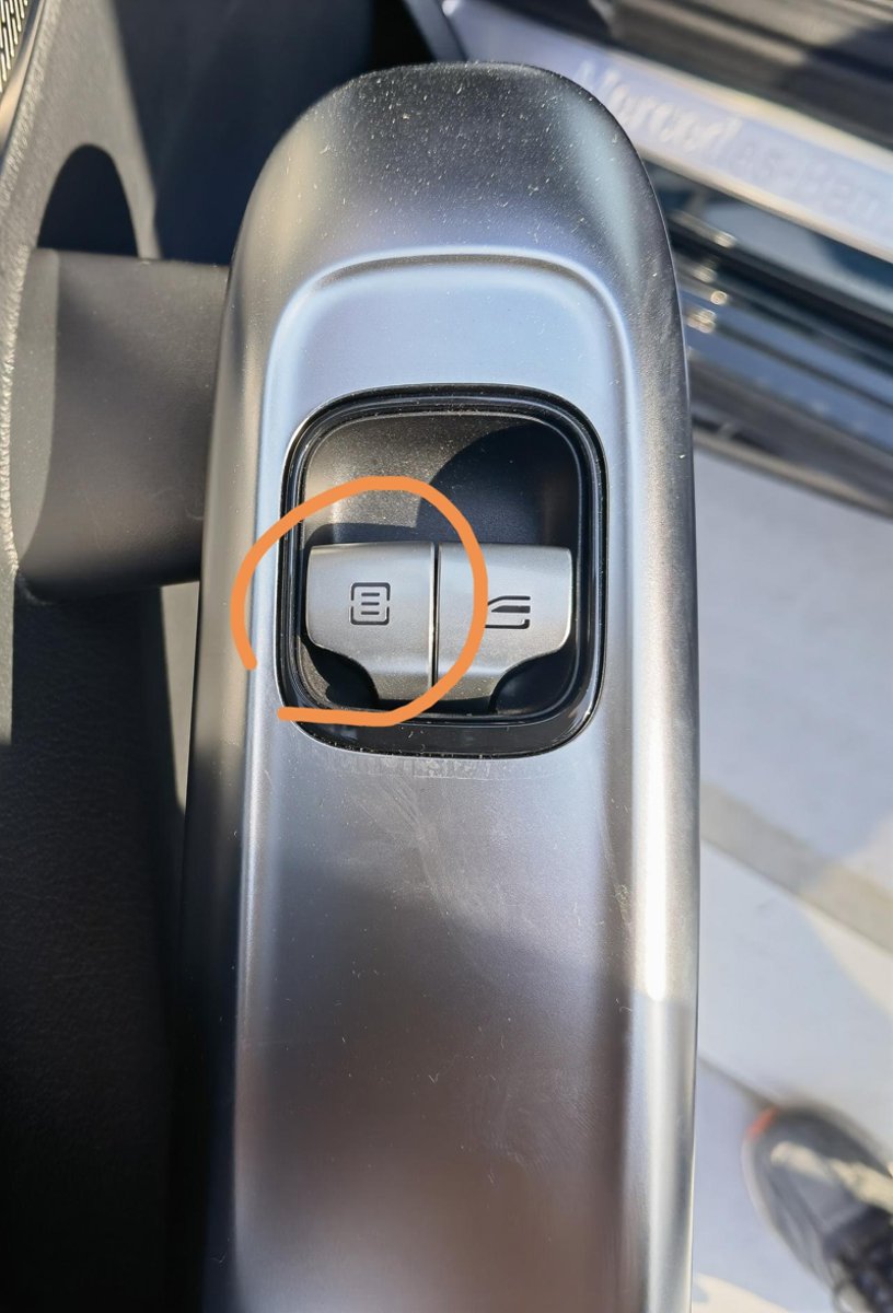 奔驰C级 有哪位好心车主能告知一下C260L后排两边车门上的这个按键是干啥的嘛，还没摸出来什么功能，谢谢[捂脸][捂脸]