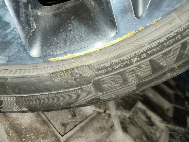 长安锐程CC 各位车友，今天一不注意刮马路牙子了，轱辘和轮毂都有损伤，轱辘掉了一块侧壁，影响开吗，轮毂这样修复得多少钱呀