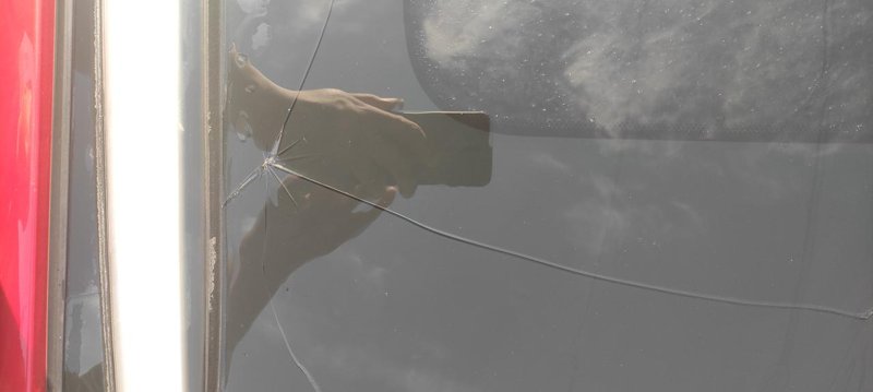 吉利帝豪S 今天洗车，发现天幕被崩裂了，裂痕不太大，关键最近雨太多，天幕好像已经渗进去水了，里面的玻璃顶上全是水珠，新手