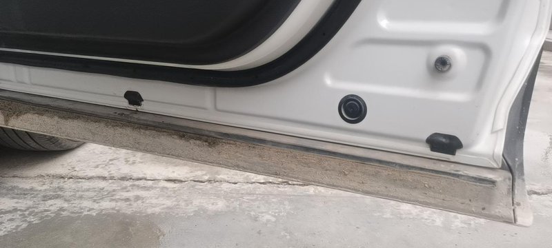 丰田卡罗拉锐放 车门排水孔塞子需不需要拔掉