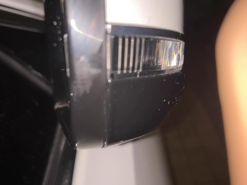 凯迪拉克CT5 提车一个月，右后视镜镜圈不知道什么时候刮了需要补漆什么的或者换吗[流泪][捂脸]