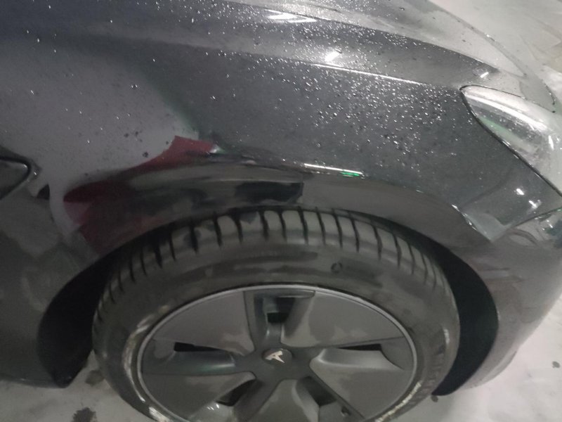 特斯拉Model 3 右轮胎上面的板倒车被墙蹭到了 有点下压 这个修一下要多少呢