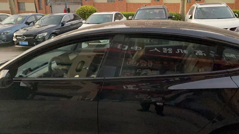特斯拉Model 3 有车友遇到车窗关不了的情况吗？没车锁窗就自动降下来。