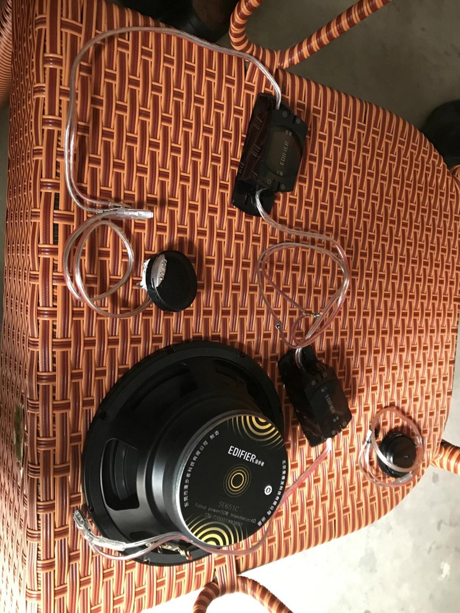 丰田卡罗拉锐放 的拆车漫步者音响前门四喇叭四分频器，他把高音和低音的一端串联起来了。需要在网上买些什么东西不，还是