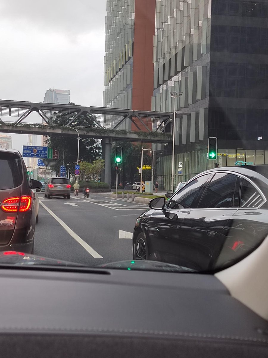 福特电马 有喜欢雨天试驾的吗[憨笑] 这几天连续下雨，去珠江新城那边试驾电马，路线经过潭村隧道，那里不限速，还可以转弯