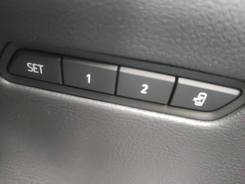 凯迪拉克XT5 XT5左侧门板上两个按细干啥用？