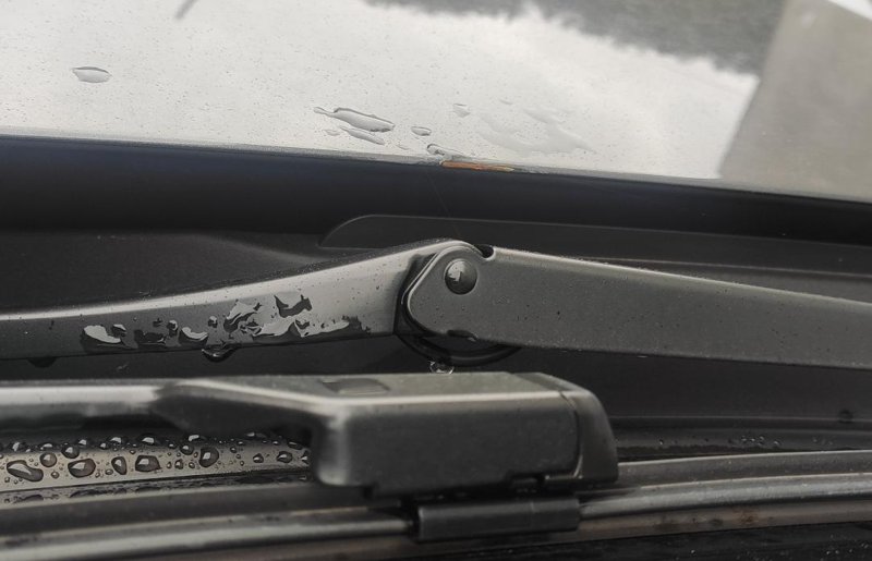 长安欧尚Z6雨刮器把前机盖边缘刮掉漆，造成生锈怎么办？有遇到过吗？