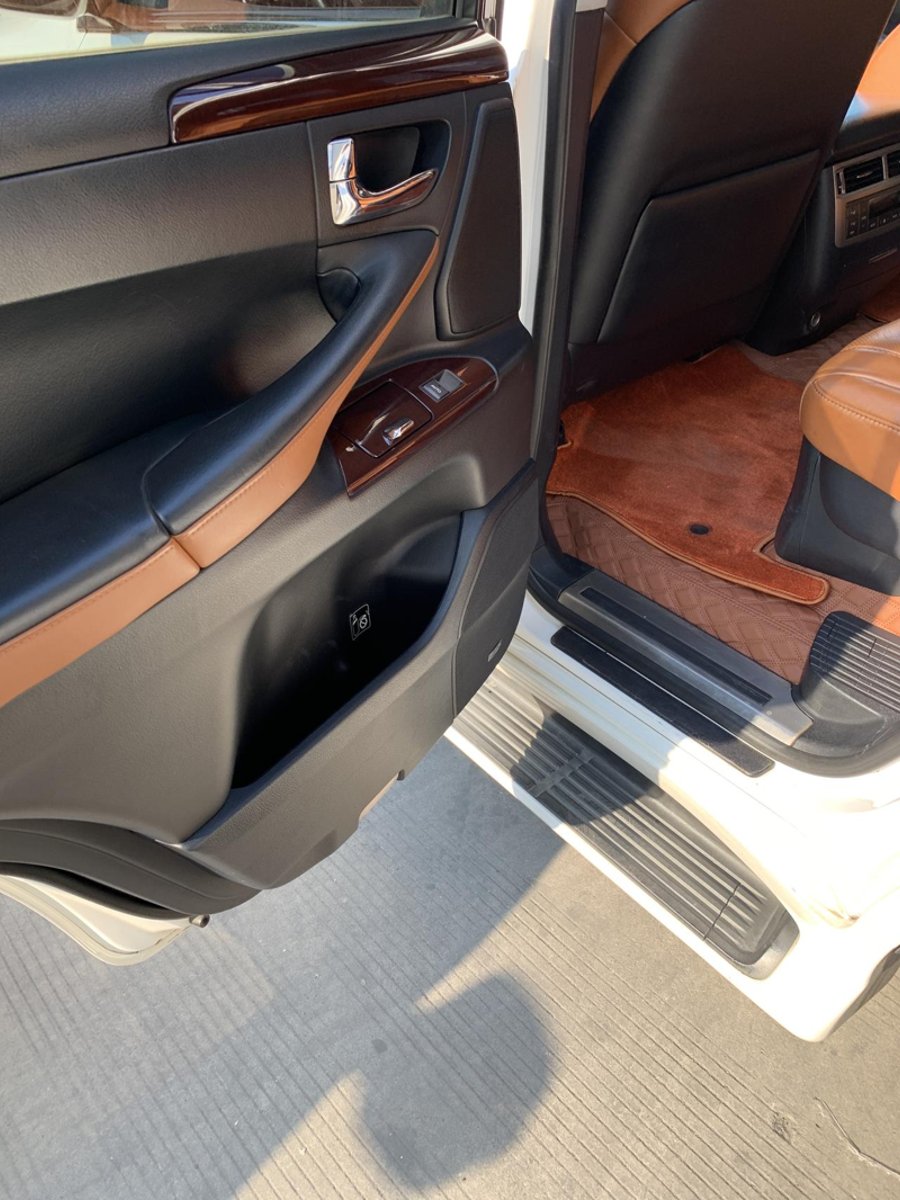 特斯拉Model 3 尊贵的特斯拉车主，特斯拉的大屏幕可以像比亚迪的那样转动吗？不能转动可以改装吗？期待您的