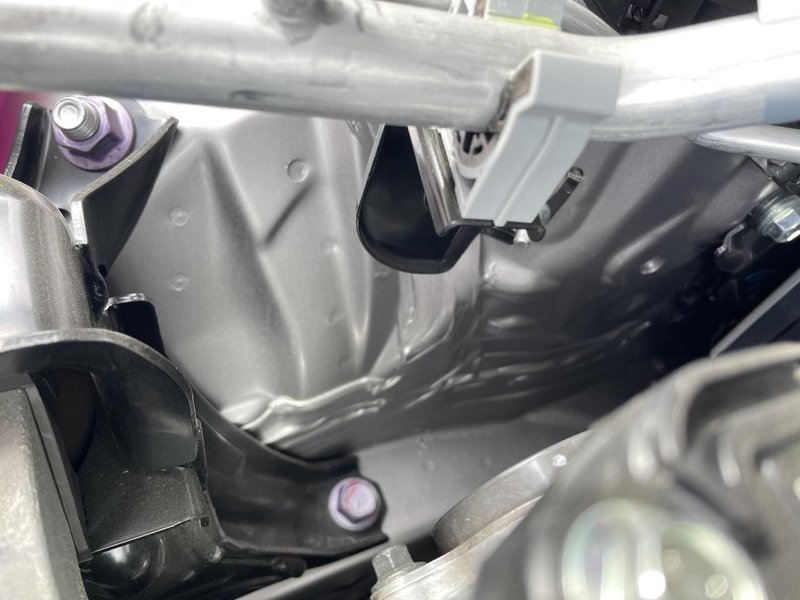 丰田卡罗拉锐放 刚提的车，打开引擎盖发现里面油漆是这样的，问4S说正常的。想懂行的帮看[微笑]