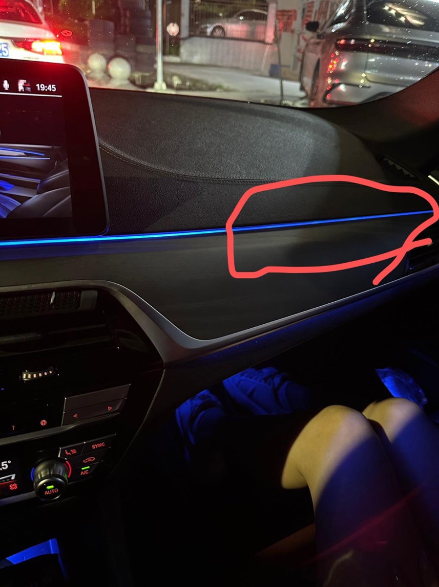宝马5系 宝马530副驾驶氛围灯断点，索赔换件后发光不均匀了，而且变成两个颜色了，是怎么回事