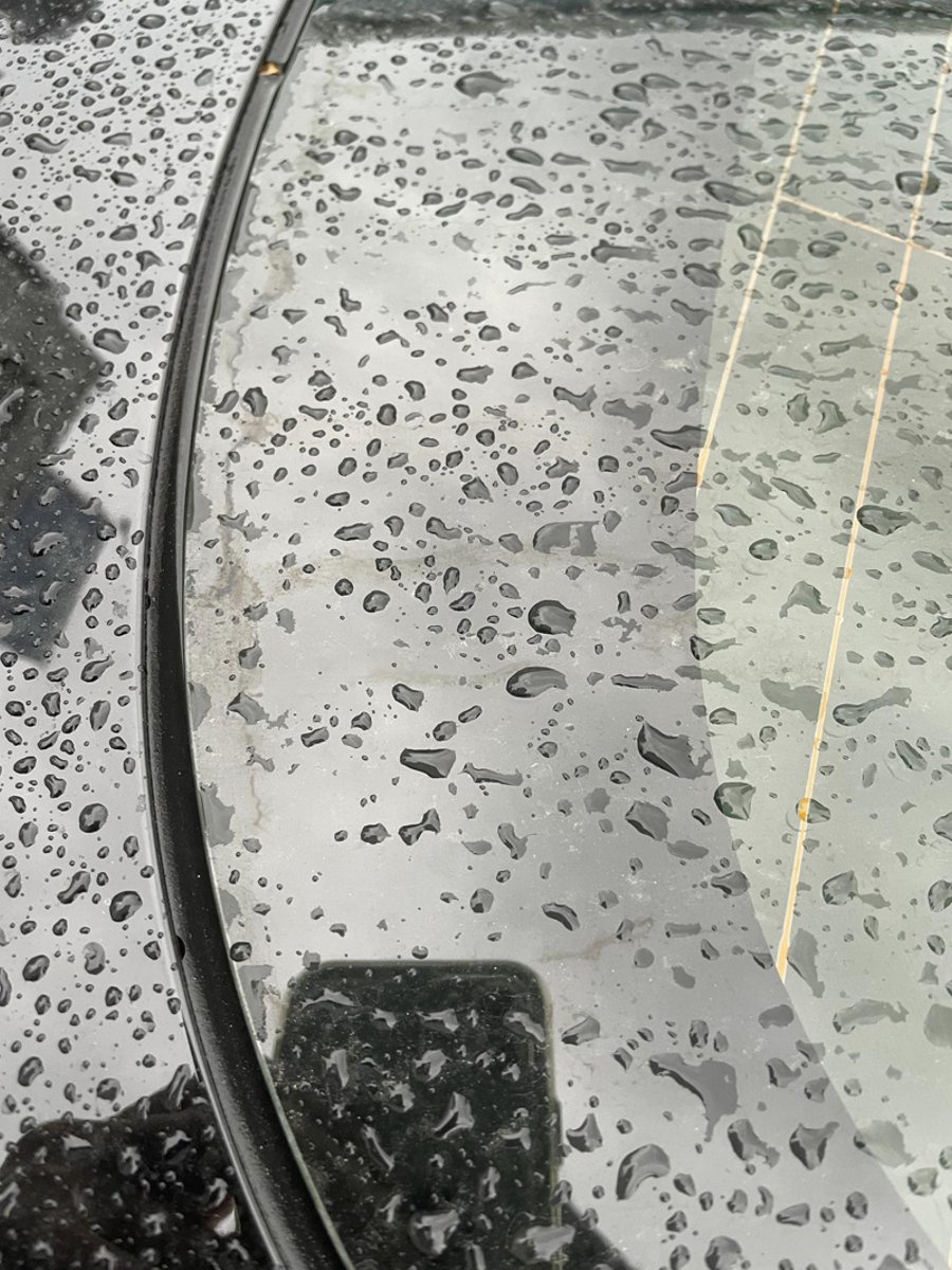 特斯拉Model 3 ，这种玻璃水痕如何去除，洗车洗不掉，不会只能换玻璃了吧[捂脸]