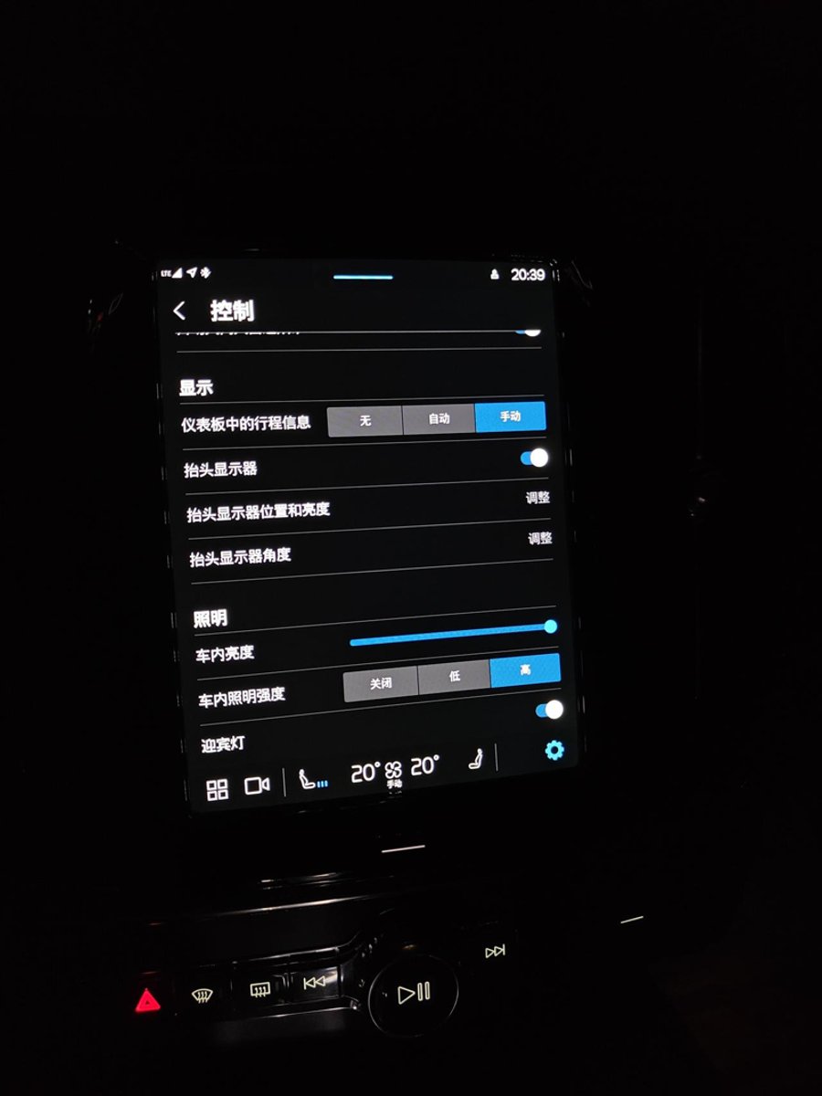 沃尔沃S90 RECHARGE 为什么解锁车辆，车内灯不亮了呢 之前都是一解锁默认车内灯全亮 现在都不亮了[捂脸]\