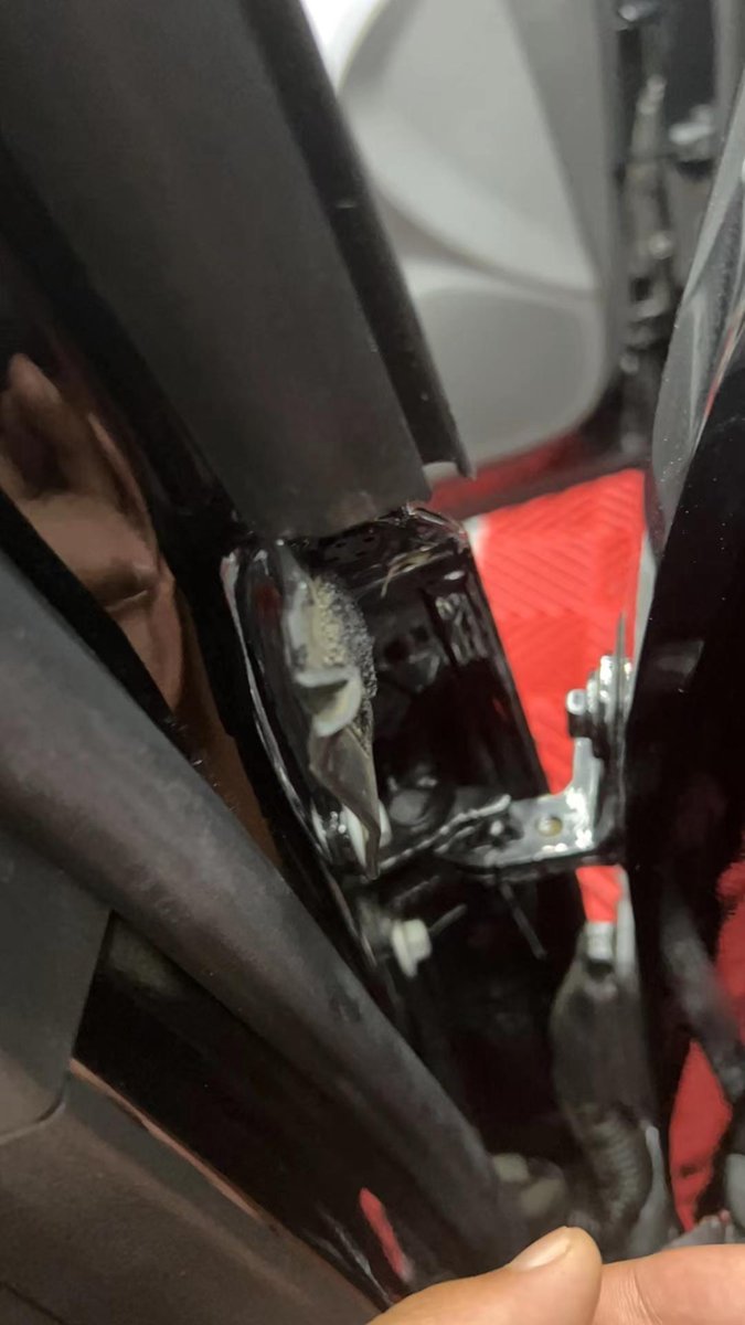 凯迪拉克CT5 提车9个月 左后门这个 裂开了 厂家说不赔付 不是质量问题 快去看看你们的有没有事儿吧 ?
