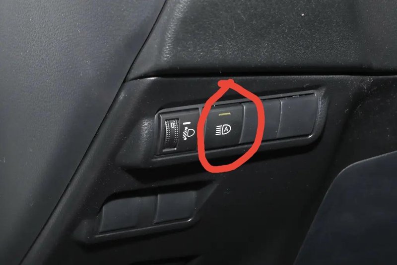 丰田卡罗拉锐放 这个按钮是起什么作用的？左侧大灯灯杆上不是有控制灯的功能了吗