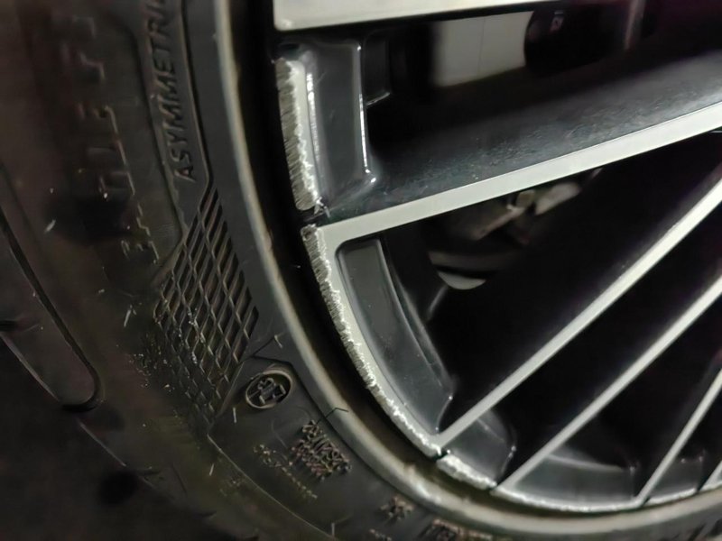 奔驰C级 刚提没几天的车 轮毂蹭马路牙子上了[捂脸]这个程度有必要修吗？