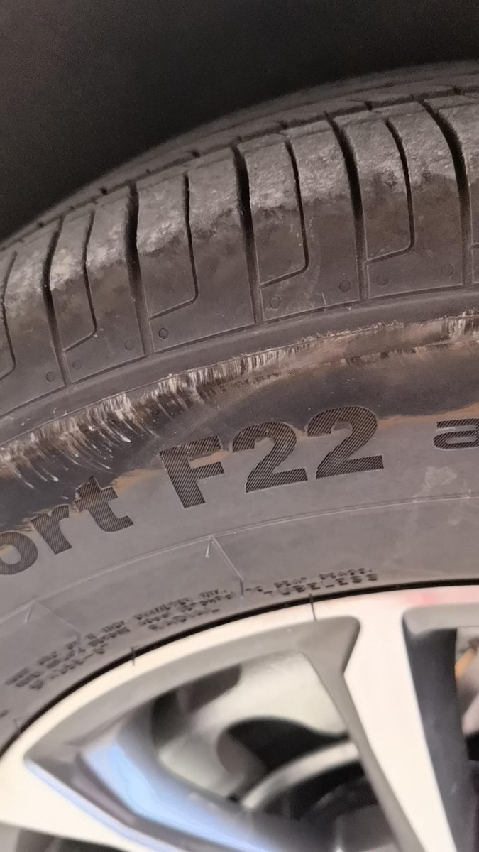 比亚迪秦PLUS DM-i 车轮胎蹭了下有事没轮胎感觉看起来扁的.2.4个压