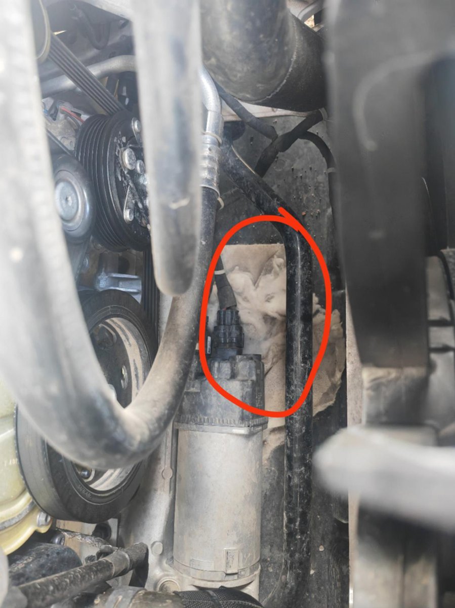 凯迪拉克CT5 老铁们，有谁注意发动机箱最底部的棉花了吗？我的好像碎了[捂脸]