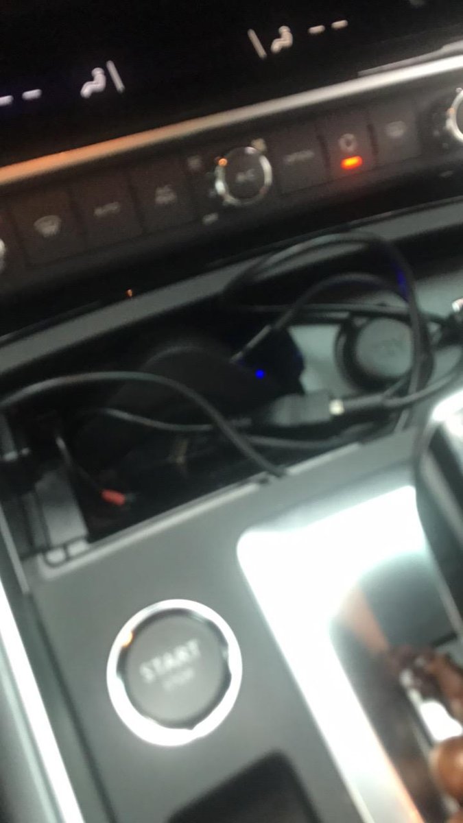雪铁龙C6 C 6共创版可以同时连接车载无线CarPlay盒子和手机充电吗？（想搞个隐藏式的，不想用点烟器充电，用的话前