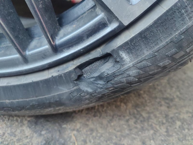 长安UNI-T 车友们，23款UNT刚过首保轮胎干马路牙子上了漏钢丝换个啥轮胎，推荐个性价比高呗，看见掉的这一块，我真的