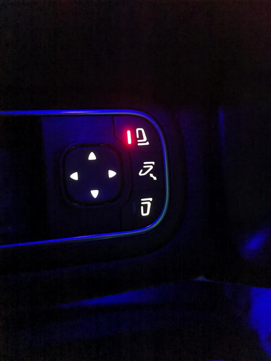奔驰A级 控制左右后视镜的中间那个按钮是什么作用的？
