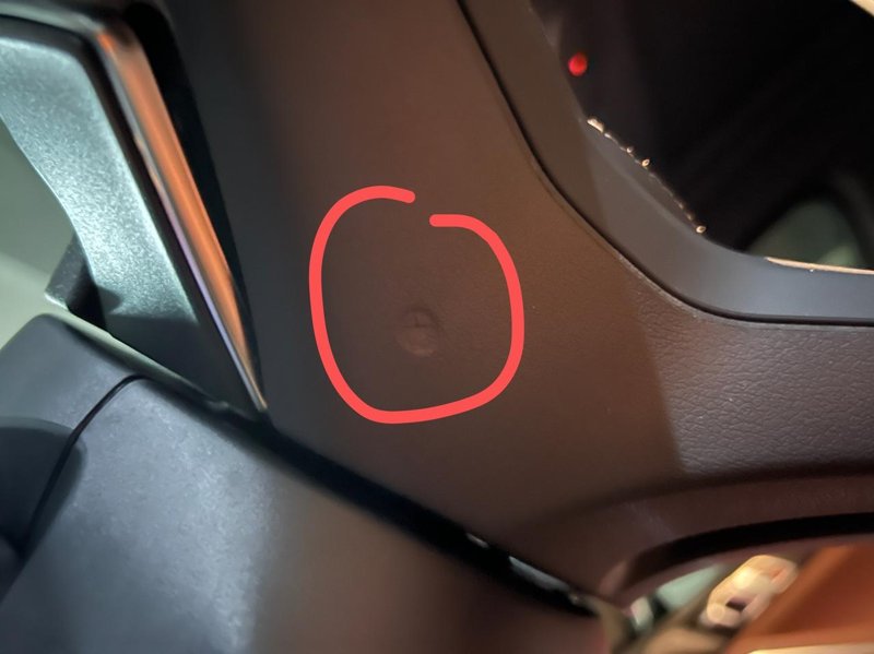 宝马X5 新车 方向盘上面的气囊孔这样正常吗？ 问销售 销售找展厅的X7，拍给我看是没有的 问车间师傅 说是正常的\