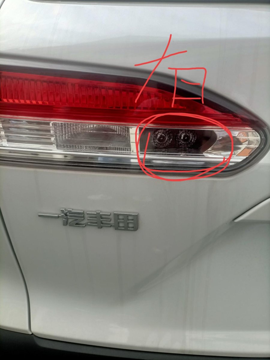 丰田卡罗拉锐放 大家帮我砍一下，这个车后门上面的灯，右边多出一组灯，左边没有，这是什么灯？什么情况？