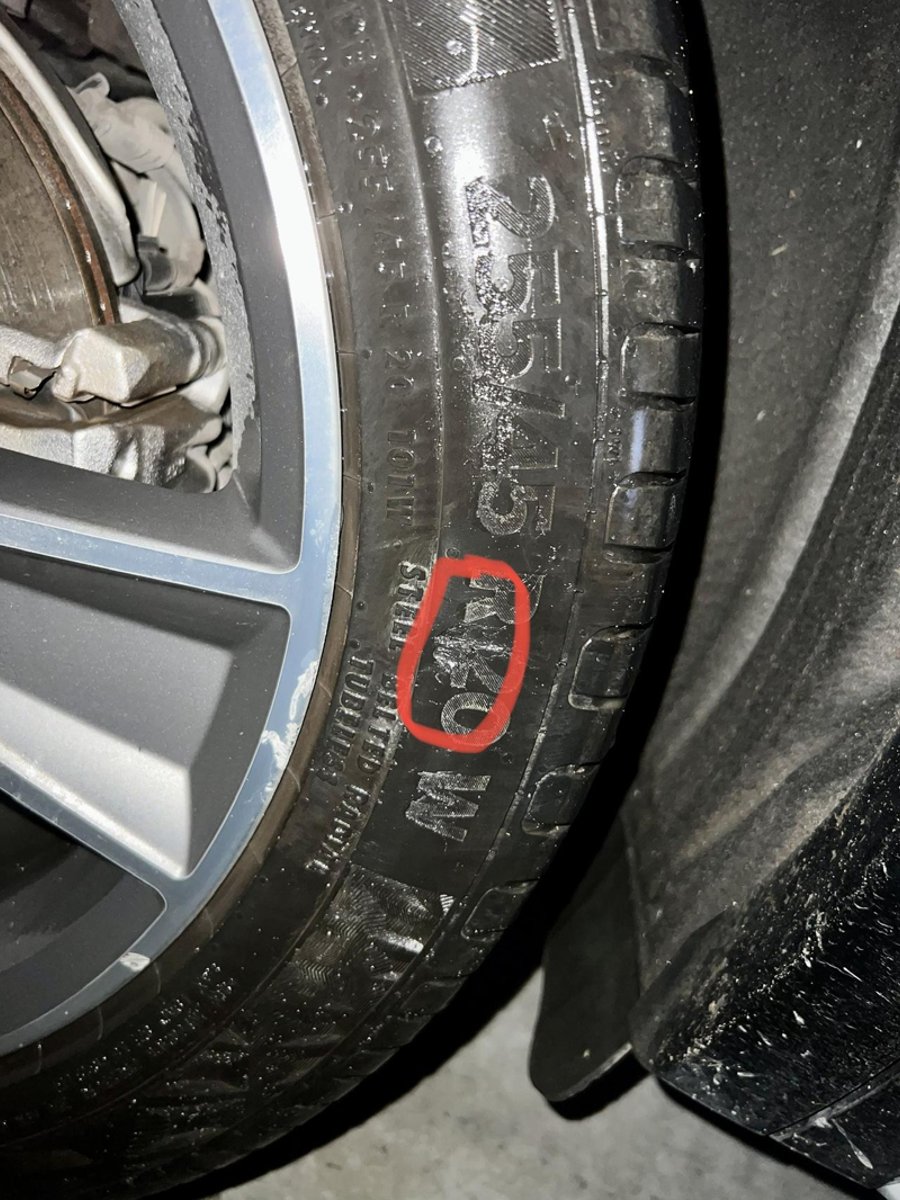 奥迪Q5L 右后轮磕到路牙，这轮胎需要更换吗？2万公里的轮胎，如果更换是就单独换一个还是换两个