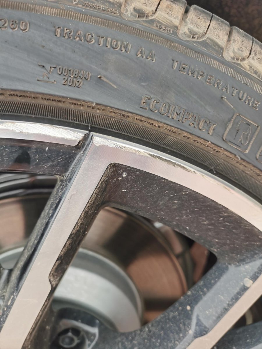 宝马5系 刮蹭到轮毂侧面了[流泪]，像这种影响行车安全吗