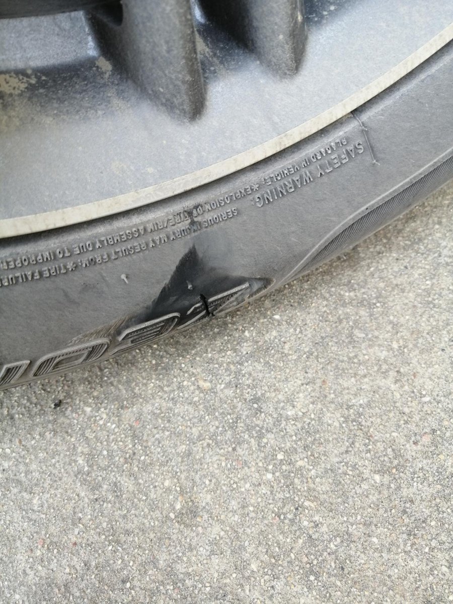 荣威i5 轮胎侧面刮了一道裂痕，胎压显示正常要换吗