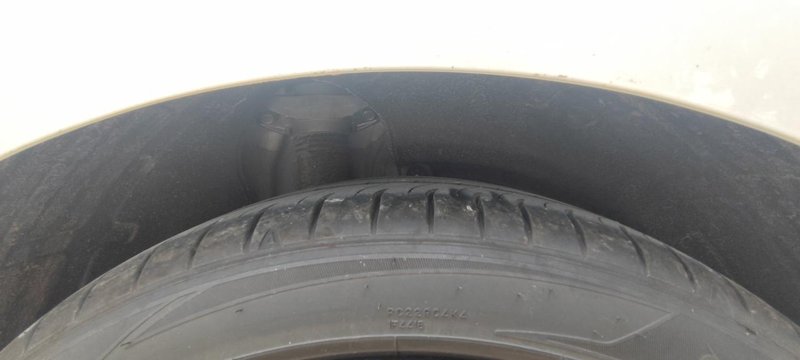 长安UNI-V 轮胎上沿到挡泥板的距离不一样正常吗，三个轮胎有四指，左后轮只能进三指，不影响行驶吧