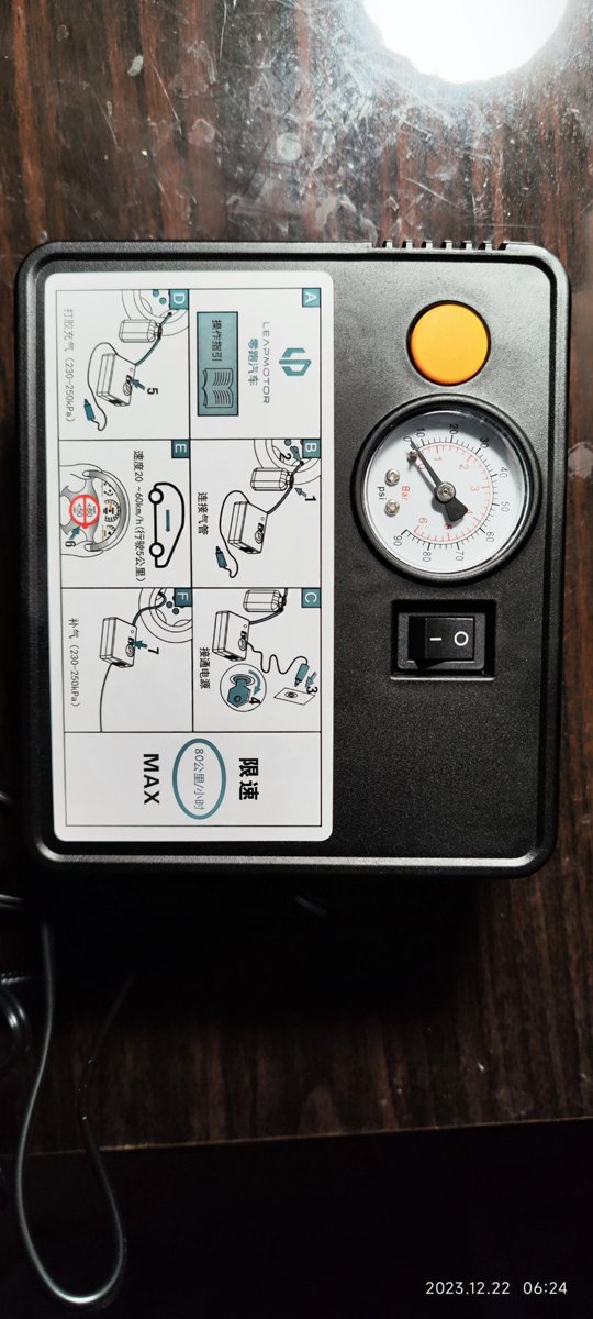 零跑零跑C11 22款的，这个随车的充气泵具体怎么用，是只要把气管接上，打开充气泵开关，就可以了？上面的黄色按钮是做什么