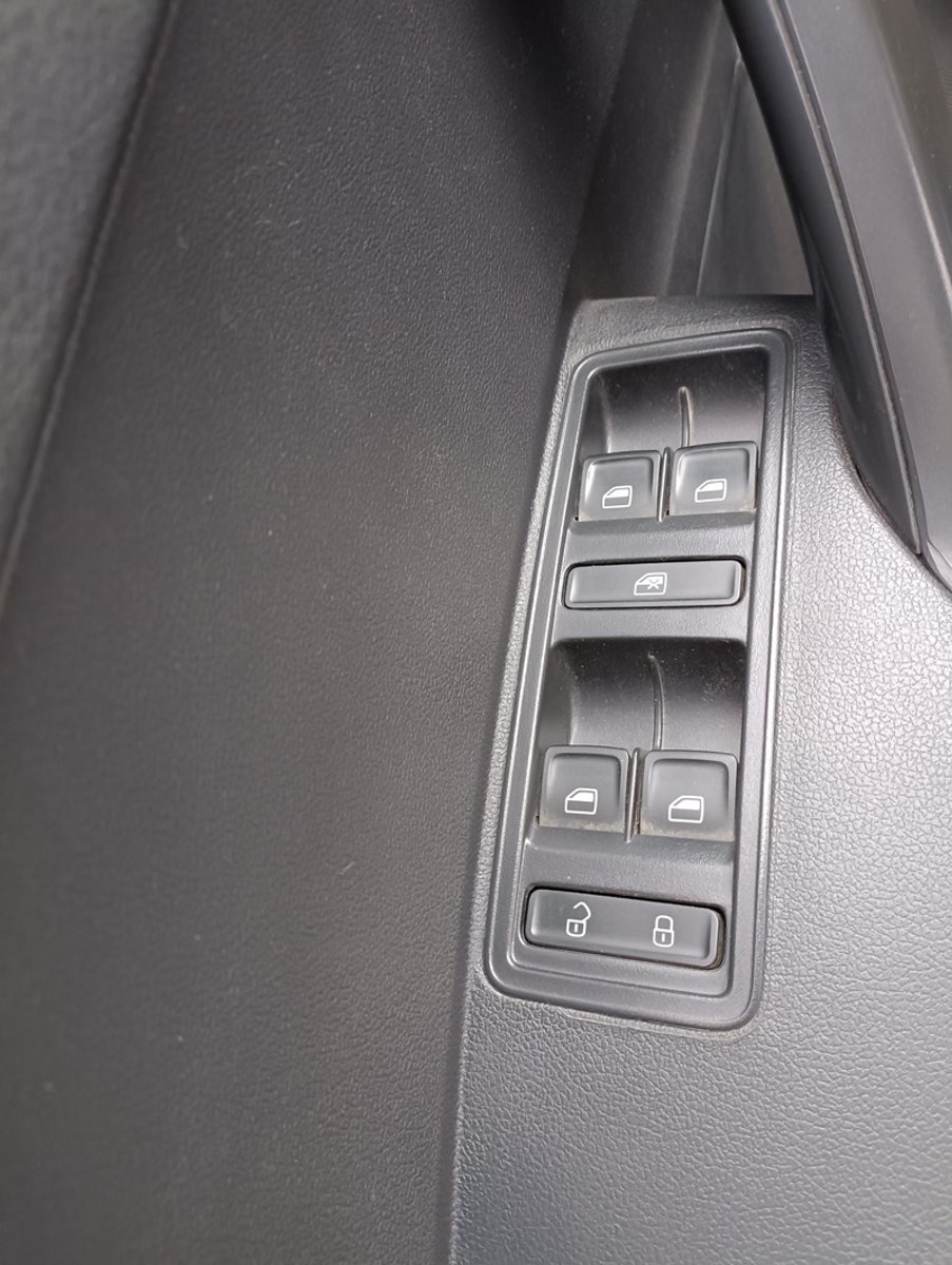 桑塔纳配版的车窗电动升降都没有LED指示灯，非常的不便