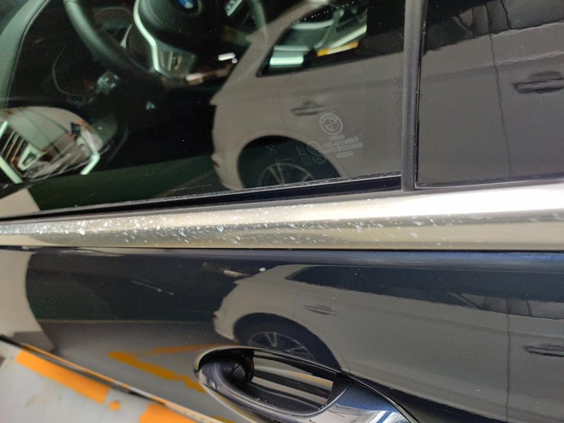 宝马X5 车窗饰条都是白点点，最早发现的时候有一两个，现在越来越多。今天去4S说是反馈厂家看是什么问题。大家有这样的情况