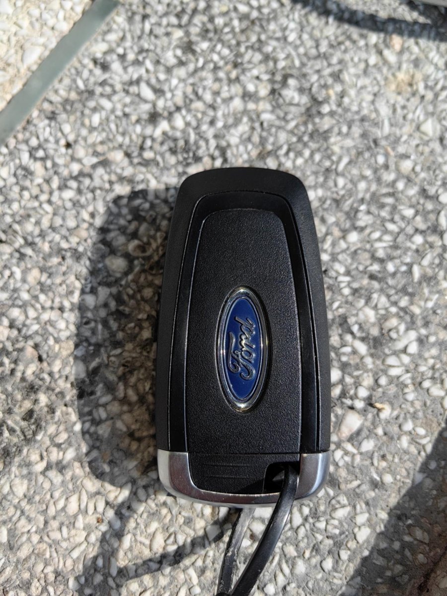 福特蒙迪欧 钥匙没电了，要怎么打开换电池呢？