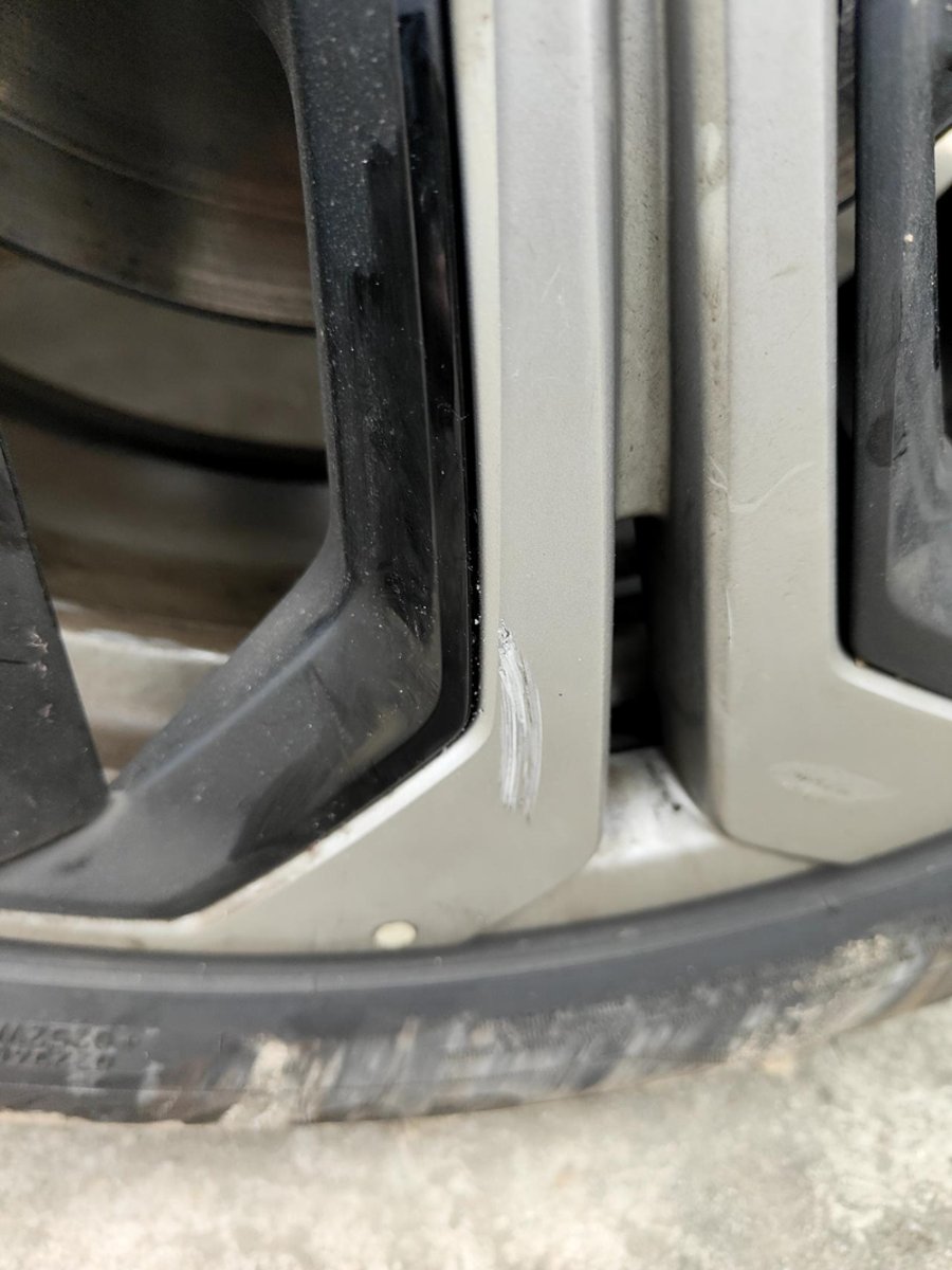 雪铁龙凡尔赛C5 X 右前轮轮毂划伤了，这样的情况需要喷漆修复吗，后续会不会生锈