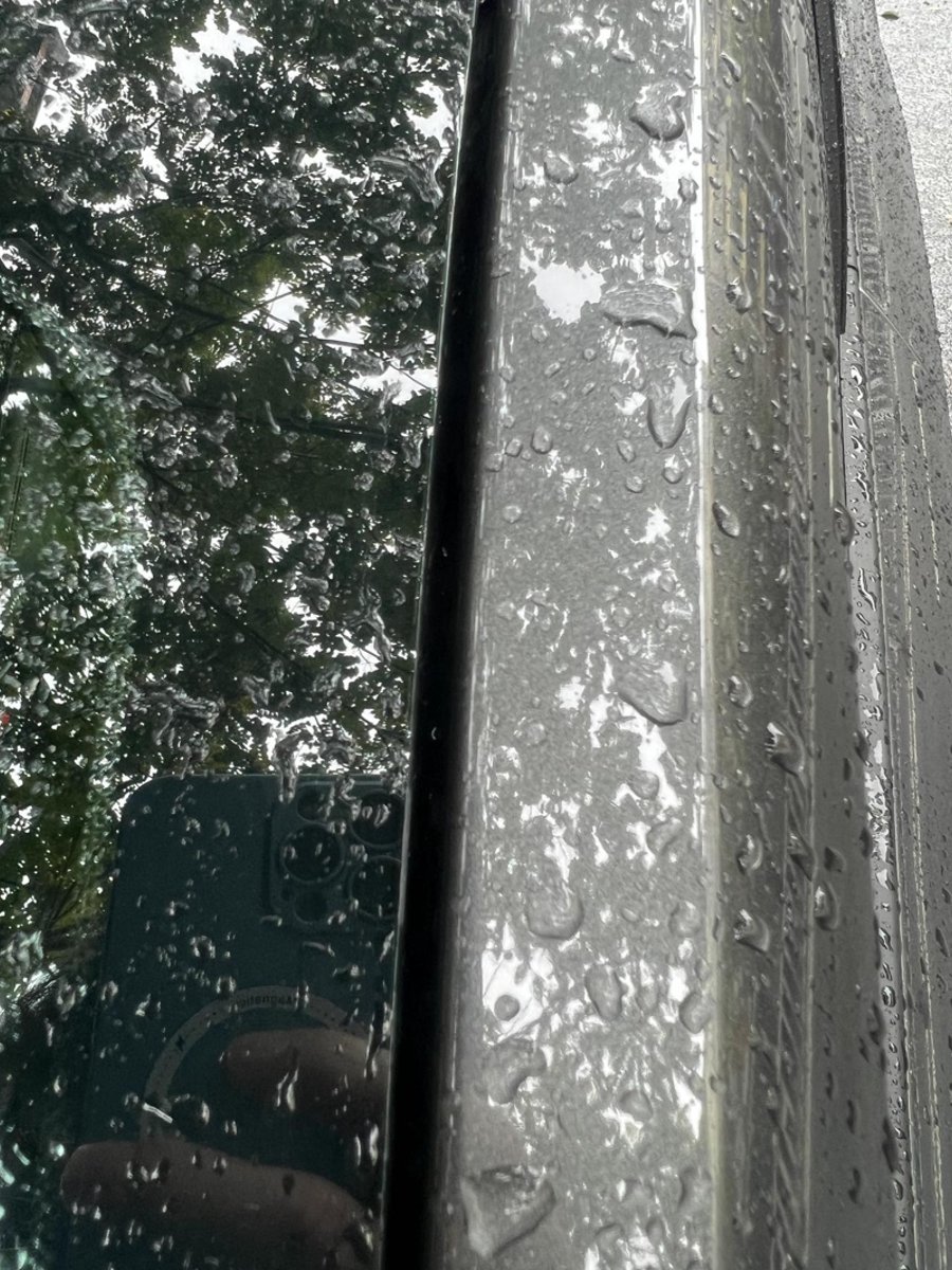 长安UNI-V ，的前挡风玻璃边上有没有密封胶或密封条，虽说边上的缝是疏通雨水用的，可时间久了会不会生锈