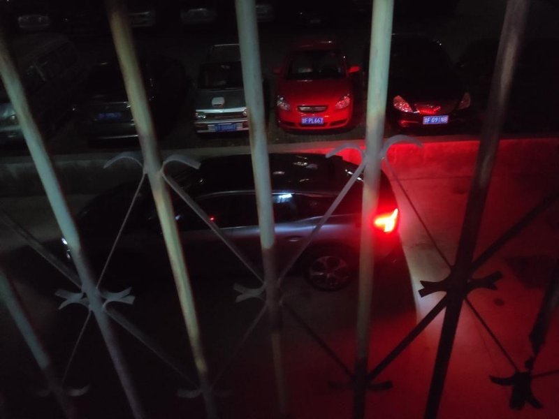 雪铁龙凡尔赛C5 X 车友们，刚提的新车，锁车后中控屏和车灯怎么一直亮着？