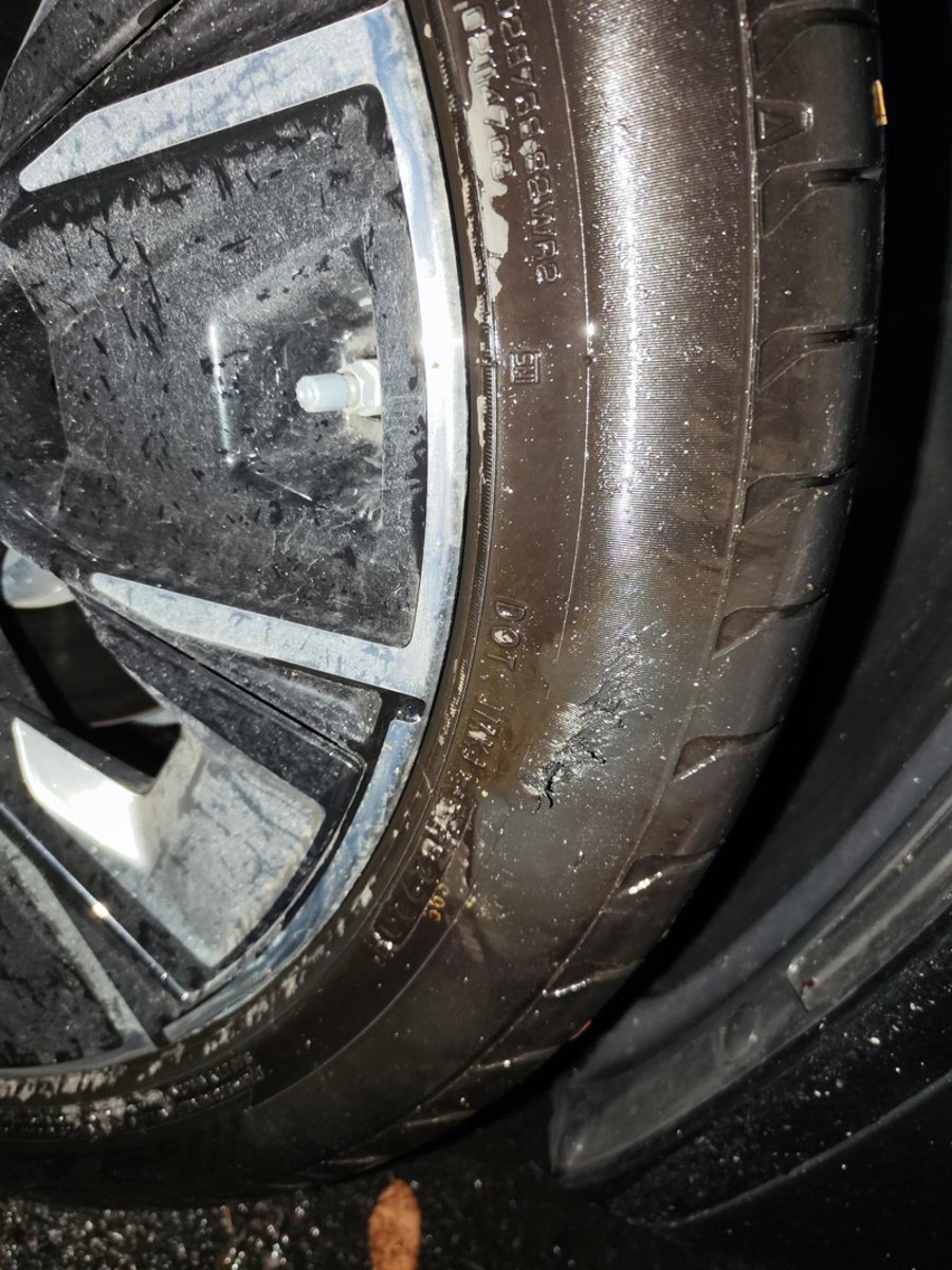 宝马iX3 路边停车蹭了马路牙子，轮胎蹭破了一点，需要换胎吗，换胎得多少钱