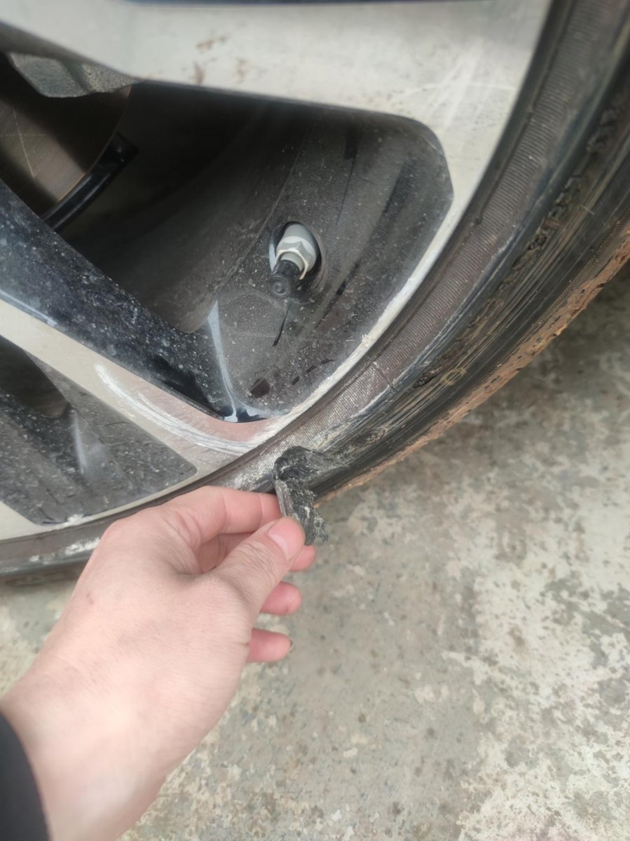 丰田雷凌 右前轮被割了一个口，要换轮胎吗