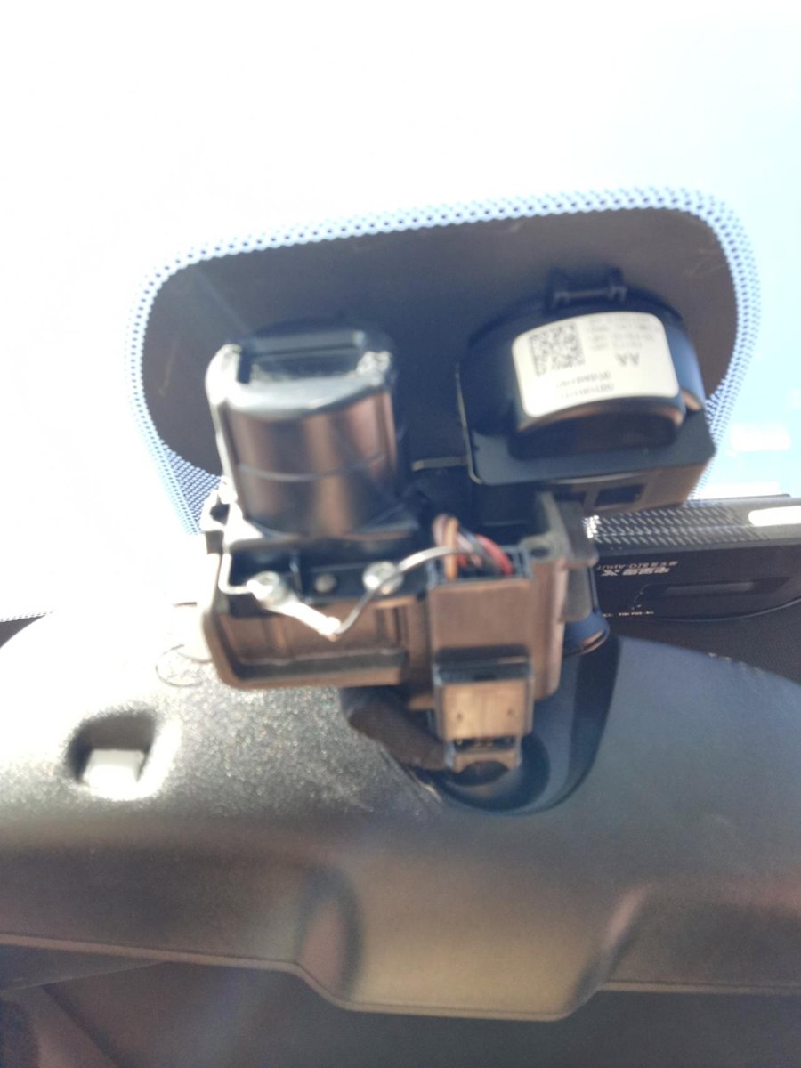 Jeep大切诺基4xe(进口) 请问这个是自带的行车记录仪么 还是什么雷达？