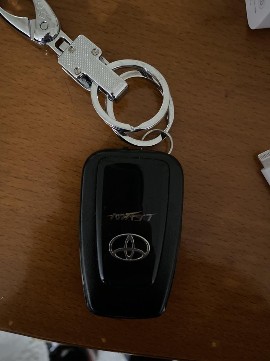 丰田雷凌 车钥匙掉了怎么办，那个吊牌黑色的也在掉的钥匙上面，还有另一个车钥匙，还能配钥匙吗？还是说要换车锁芯了？ 车钥