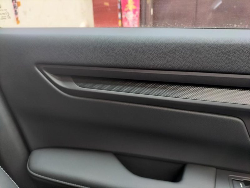 本田CR-V CRV主驾驶室玻璃下面，车行驶时发出异响，什么原因