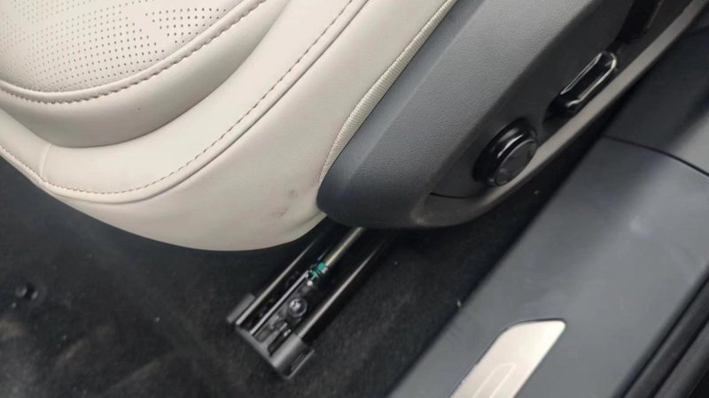 领克08 EM-P 领克08在提车过程中发现主驾座椅褶皱并伴有大面积污垢，迎宾灯位置有不同程度擦伤，这种情况可以申请换车