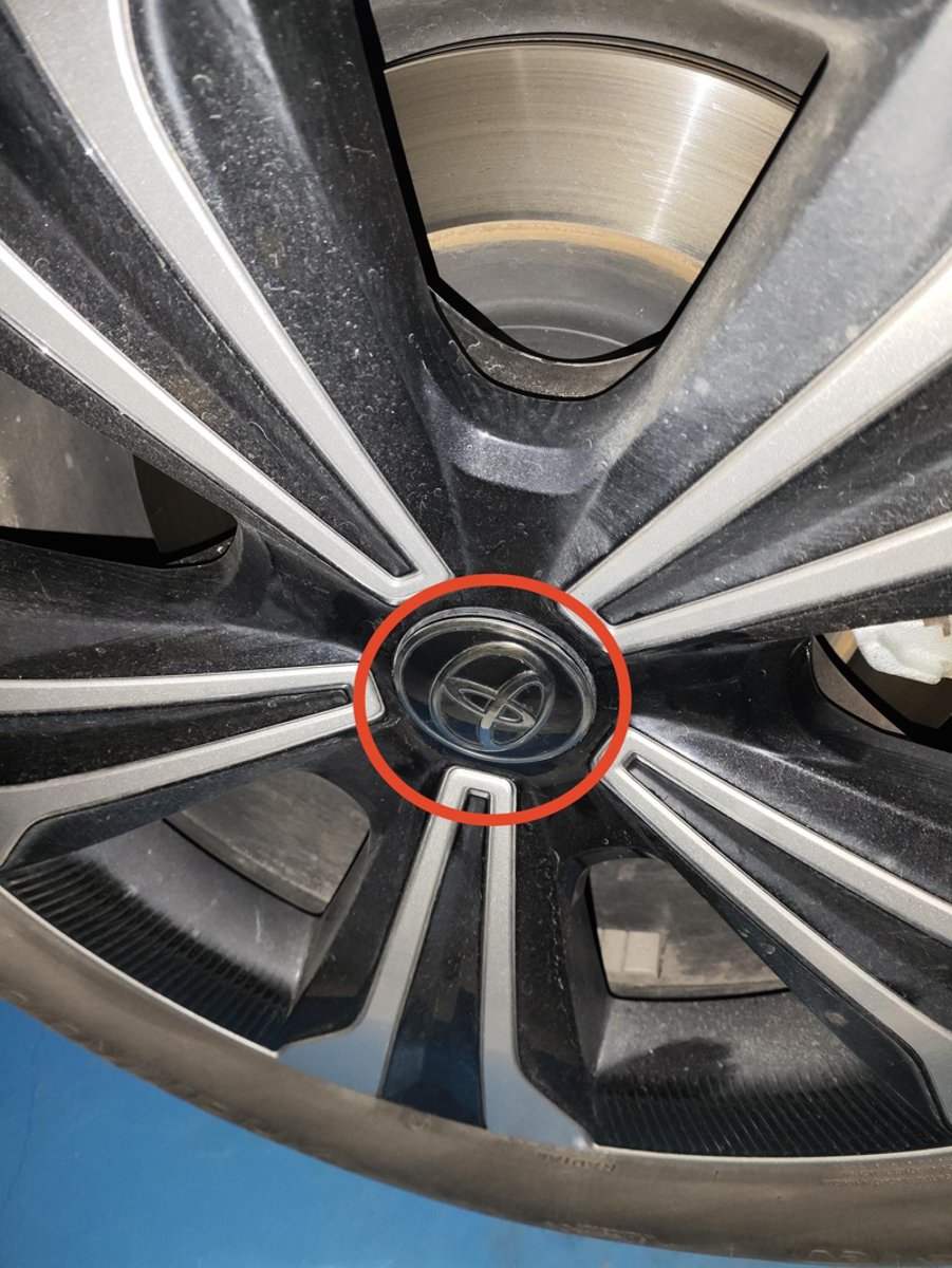 一汽丰田bZ4X 这个轮胎中间的丰田标志盖子松松垮垮，导致开车有异响?有什么办法弄紧吗