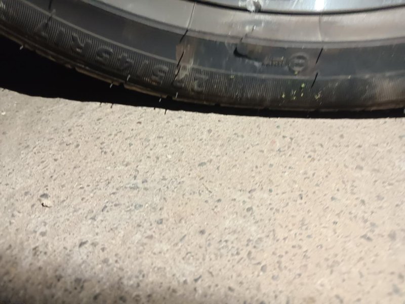 丰田雷凌 请问车友们，右前轮被石头崩成这样了，轮胎跟轮毂都有损伤，这种情况车胎要不要换？