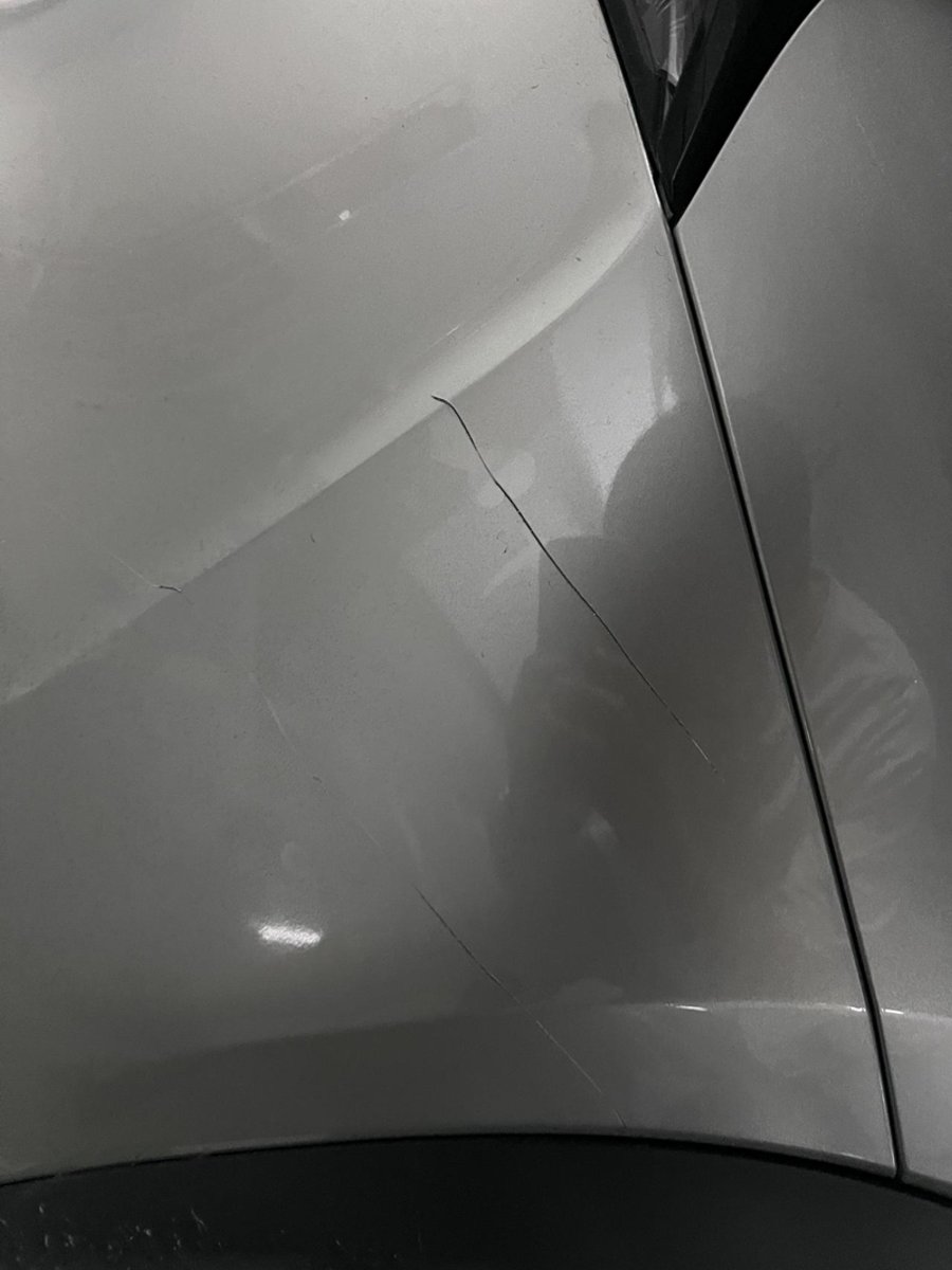 雷克萨斯NX nx200车右后尾灯下方有划痕露出底漆，这种划痕自己找补漆笔能补么，还是建议到正规店里补漆？