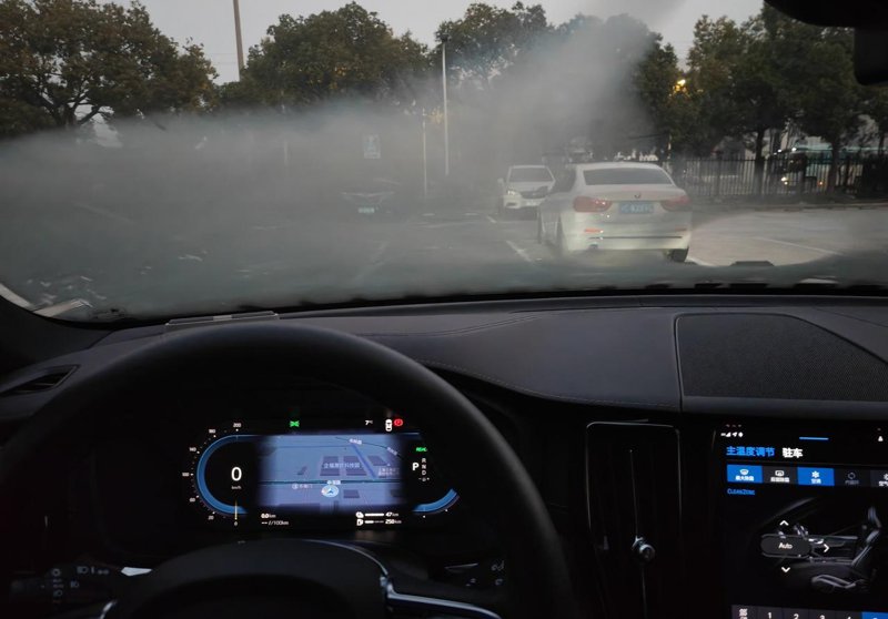 沃尔沃XC60 RECHARGE 冬天前挡风玻璃?雾，停车状态，里面没有人情况下有无雾?，正常吗？