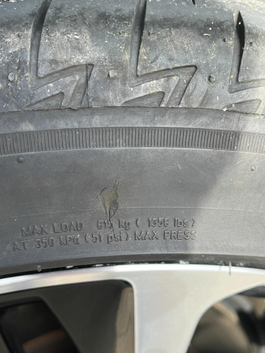 丰田雷凌 轮胎被刮了，这样有什么影响吗