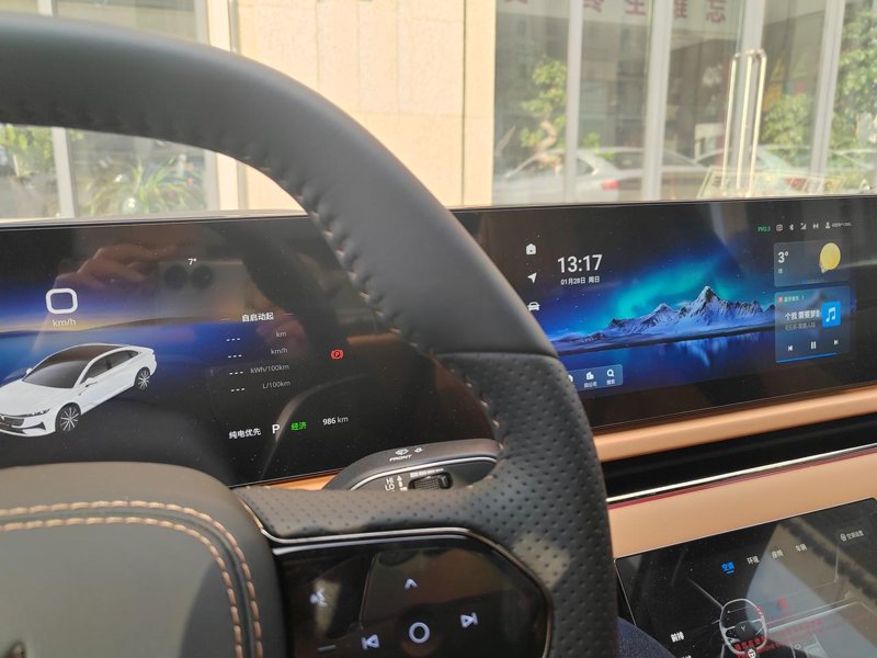 岚图追光 PHEV 为什么驾驶位屏幕和中控屏的温度不一样呢？一个是车内的，一个是车外的吗？车内也不可能是7℃啊。