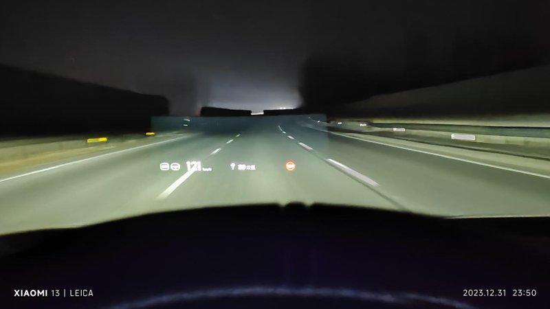 领克08 EM-P HUD晚上高速上面周围环境比较暗的情况下，背光好严重，你们有这种情况吗？严重影响驾驶体验！